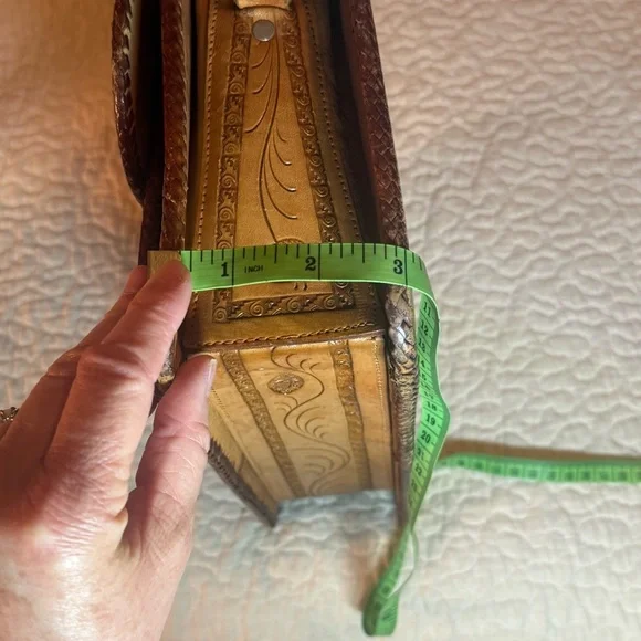 Hand tooled Leather Handbag with adjustable strap - Picture 14 of 14